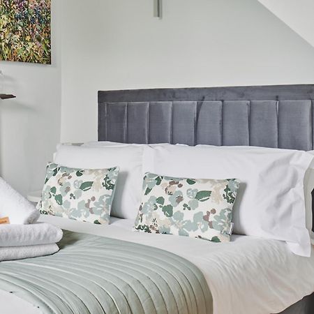 The Lansdowne Guest House Bourton-on-the-Water Екстериор снимка A bed with a headboard