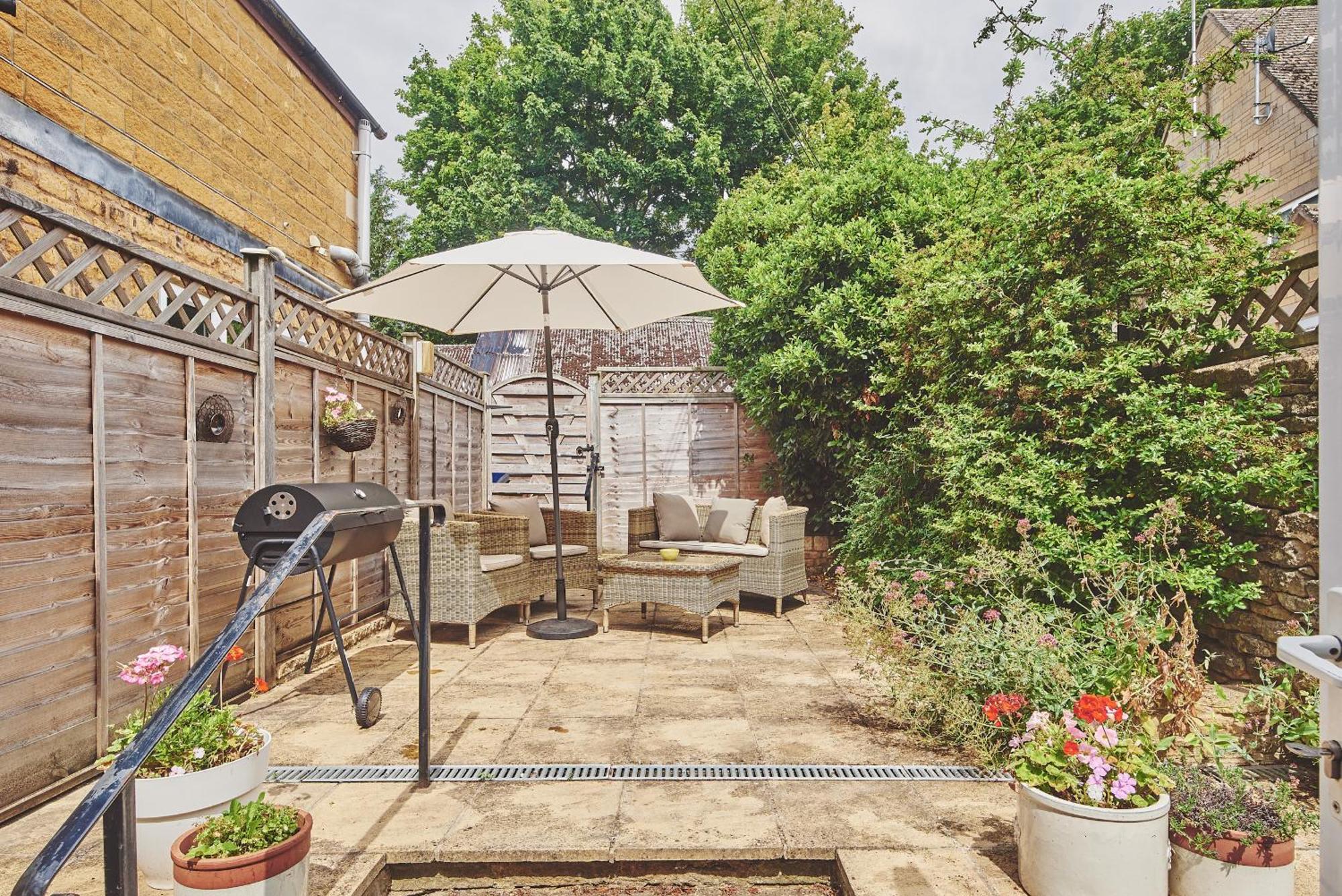 The Lansdowne Guest House Bourton-on-the-Water Екстериор снимка A typical garden in the UK