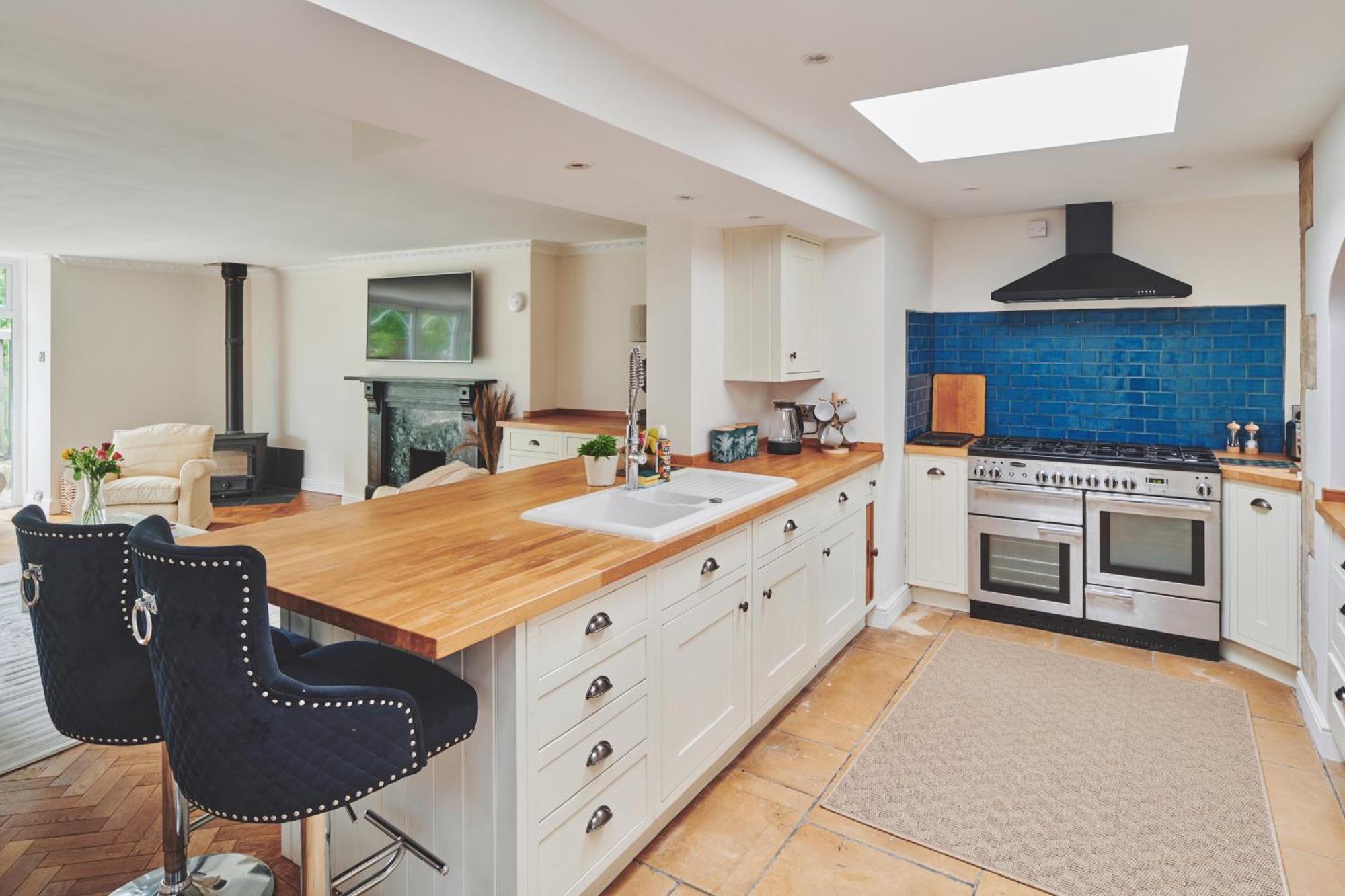 The Lansdowne Guest House Bourton-on-the-Water Екстериор снимка A kitchen with a skylight