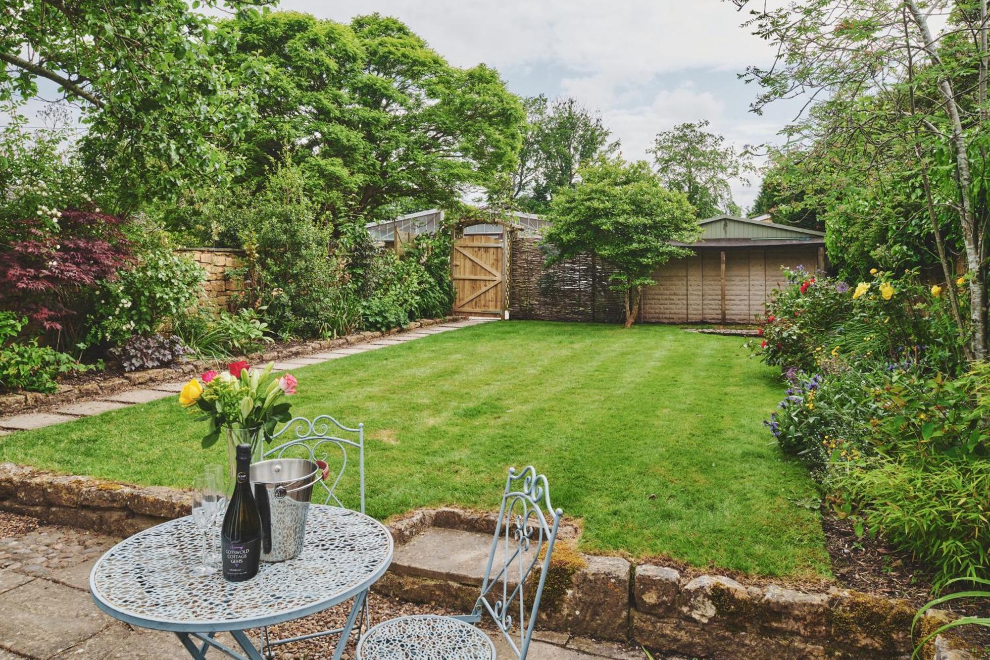 The Lansdowne Guest House Bourton-on-the-Water Екстериор снимка The garden of a typical English cottage