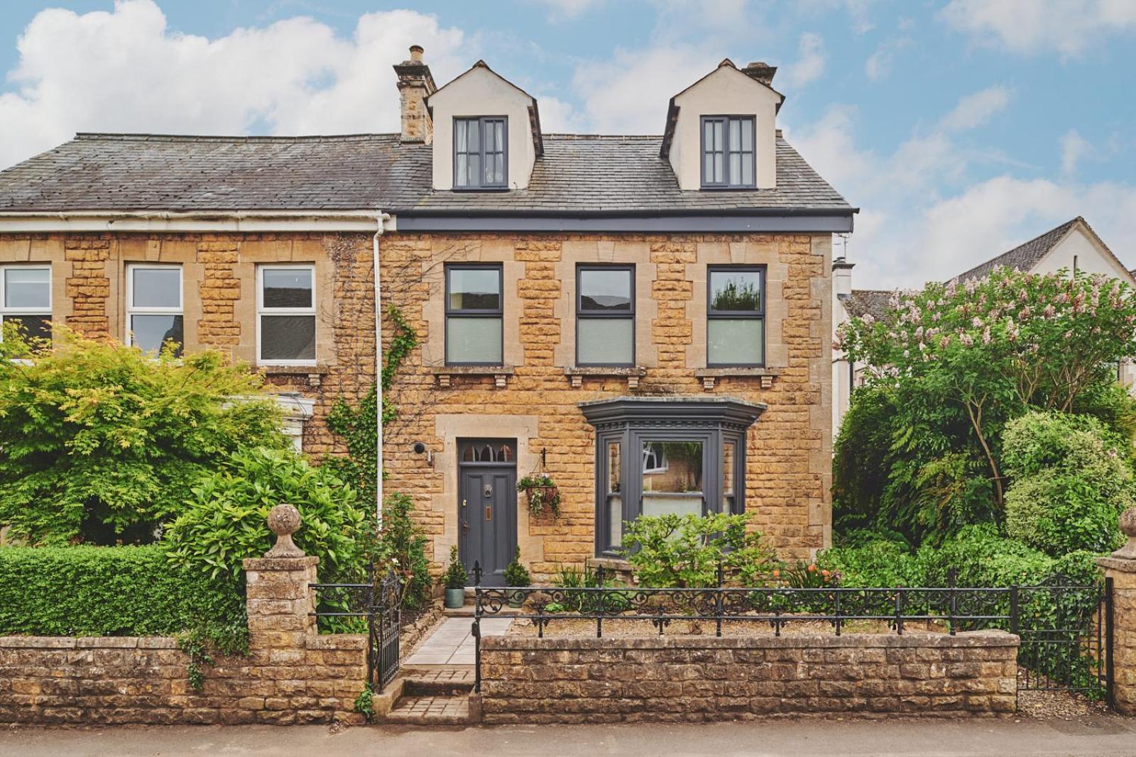 The Lansdowne Guest House Bourton-on-the-Water Екстериор снимка The former station building